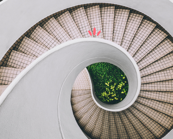 Escalera en espiral con jardín para una arquitectura sostenible