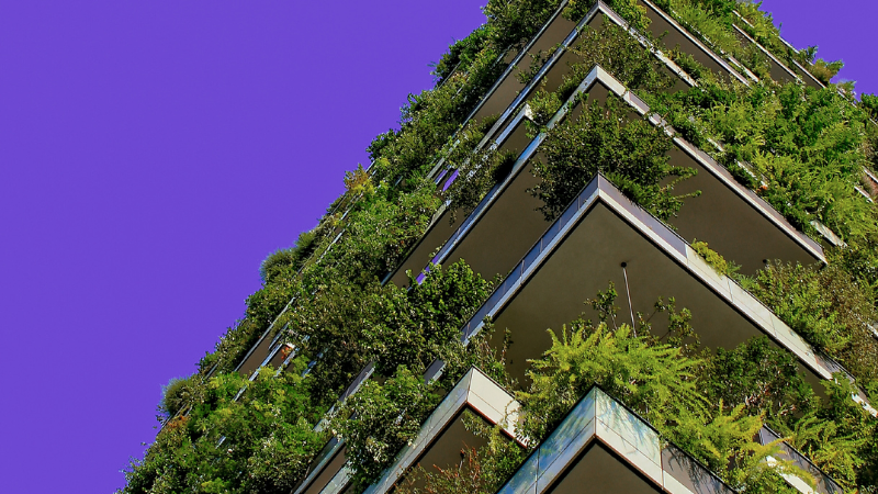 Edifcio alto con muchas plantas y sostenible