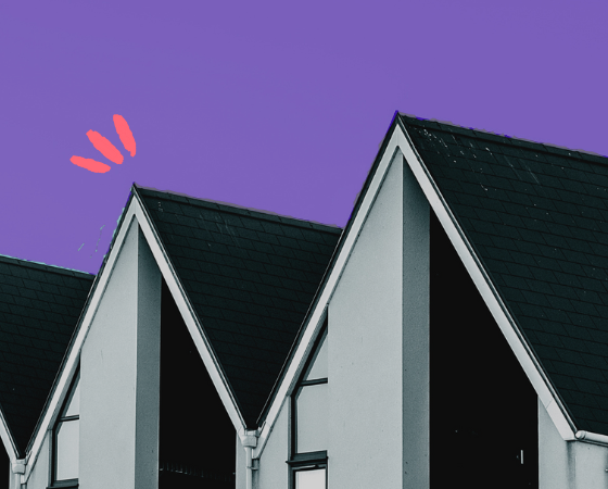 foto de casas con cielo morado y tejado negro aesthetic
